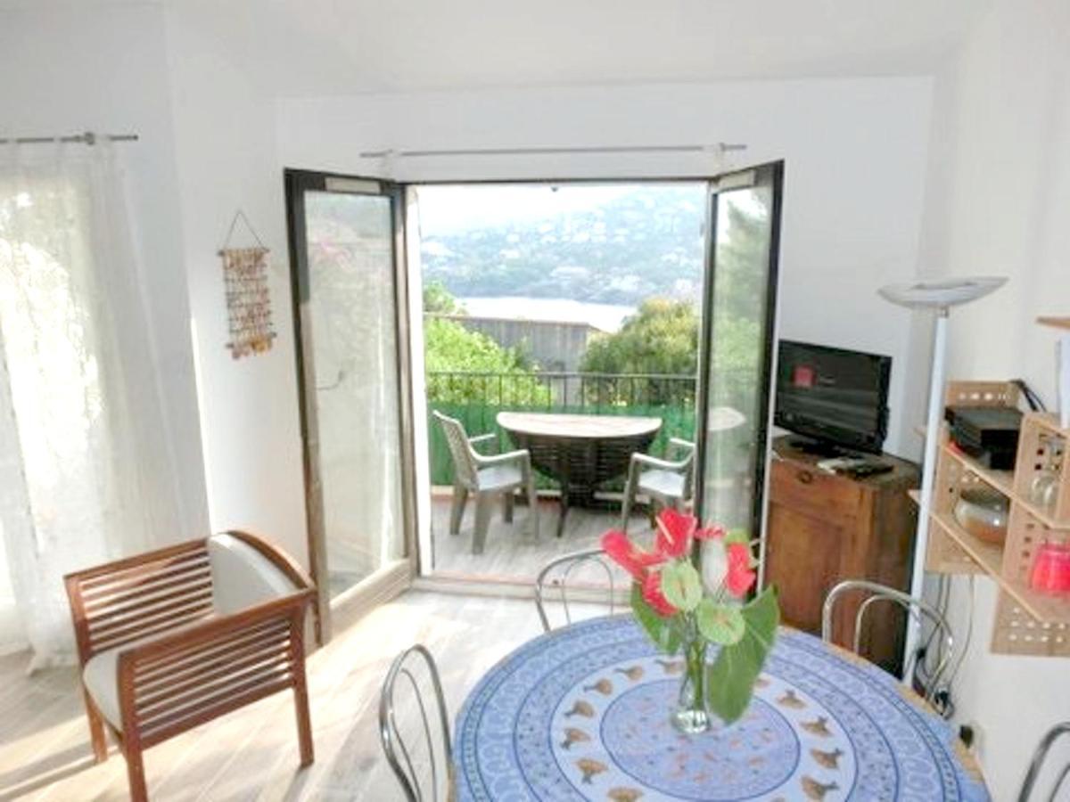 Studio A Theoule Sur Mer A 400 M De La Plage Avec Vue Sur La Mer Terrasse Amenagee Et Wifi Apartamento Exterior foto